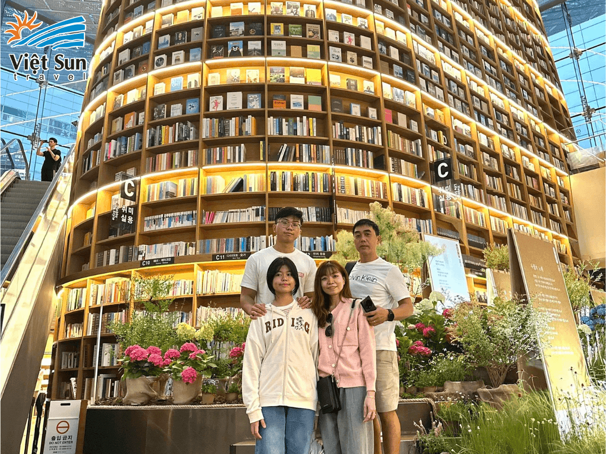 Khách Viet Sun Travel check in tại thư viện Starfield