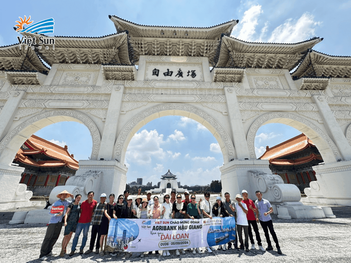 Khách Viet Sun Travel checkin ở đài tưởng niệm.