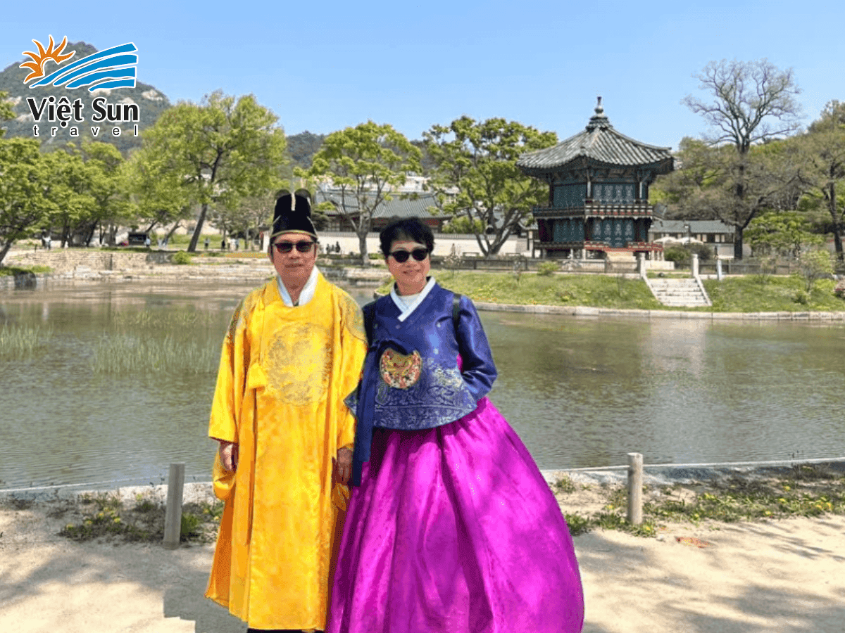 Khách Viet Sun Travel mặc Hanbok check in siêu xinh tại Hàn Quốc