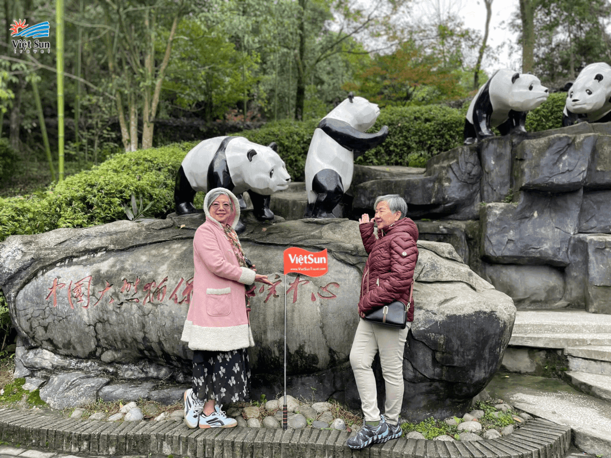 Khách Viet Sun chụp hình tại Khu bảo tồn Gấu trúc