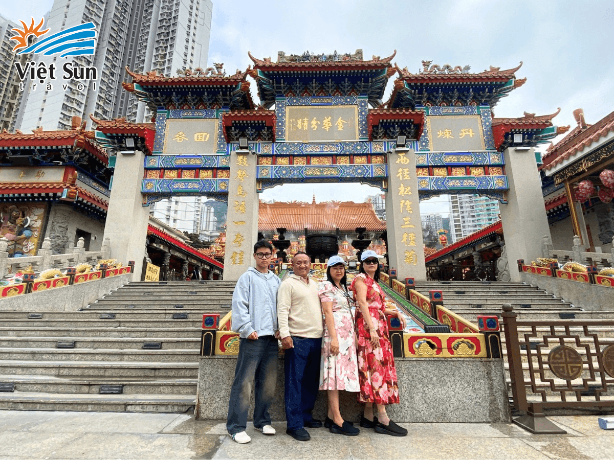 Khách của Viet Sun Travel check in tại Miếu Huỳnh Đại Tiên