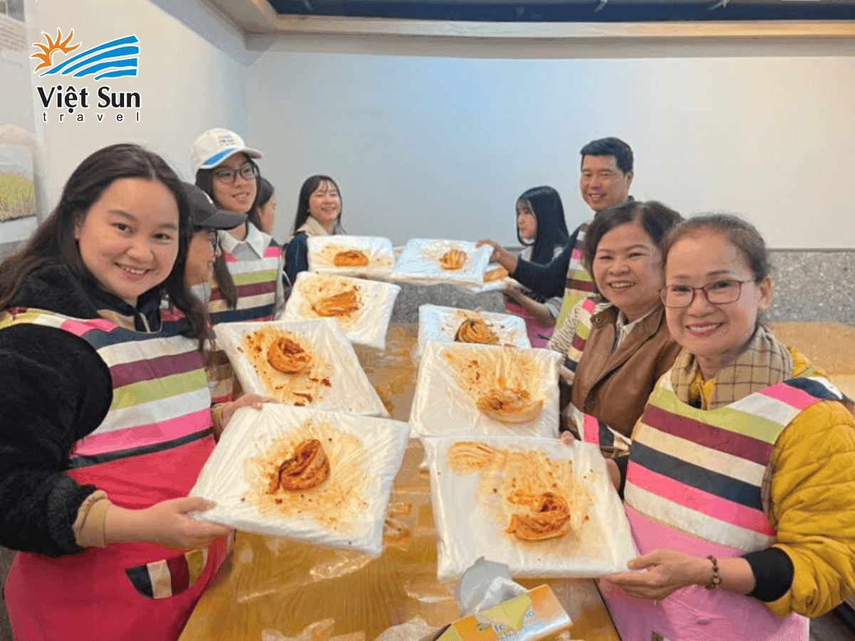 Khách của Viet Sun Travel trải nghiệm làm Kim Chi