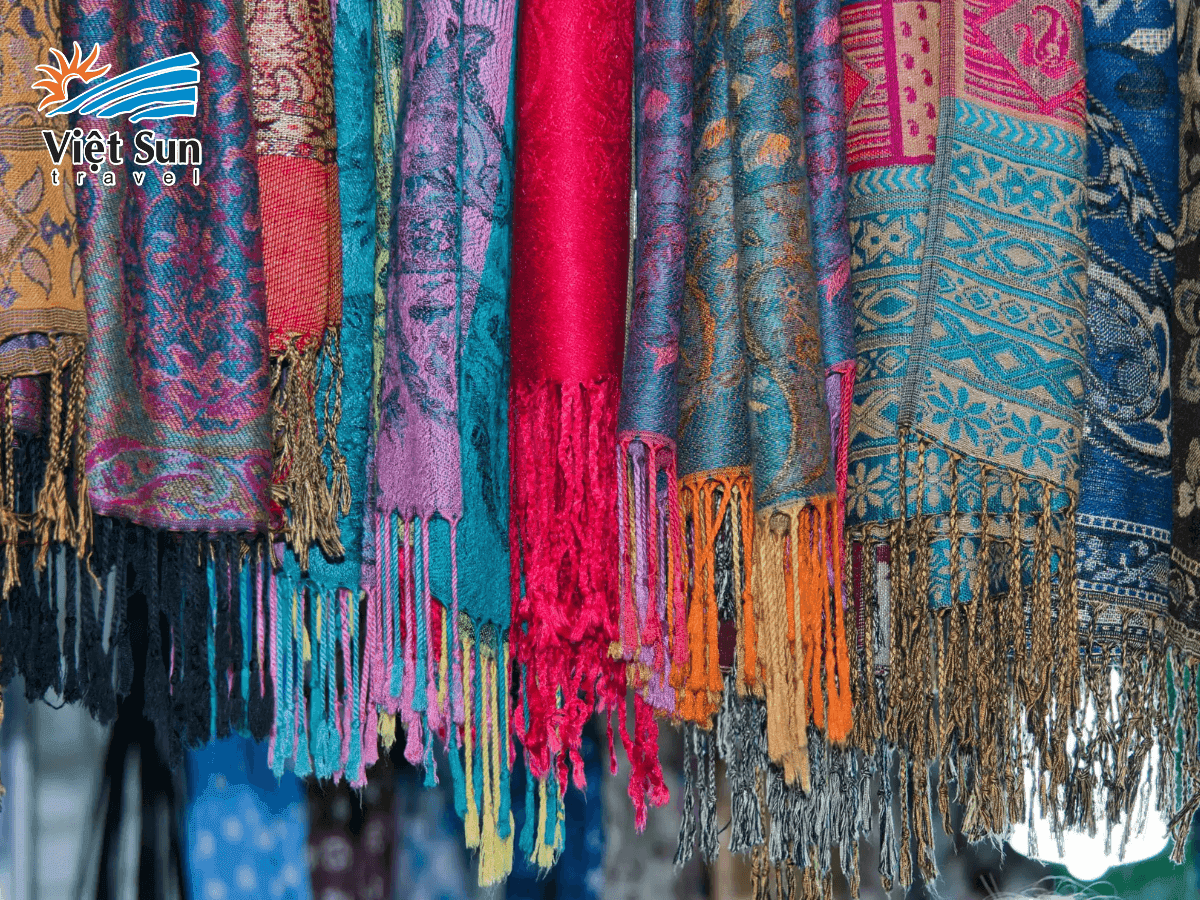 Du lịch Dubai ghé khu chợ vải truyền thống, tha hồ chọn khăn pashmina nhiều màu sắc