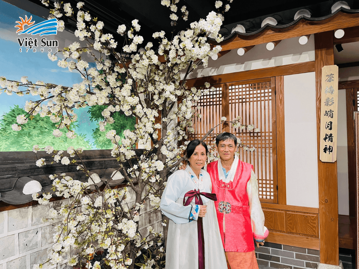 Khánh của Viet Sun Travel duyên dáng trong tà áo hanbok truyền thống