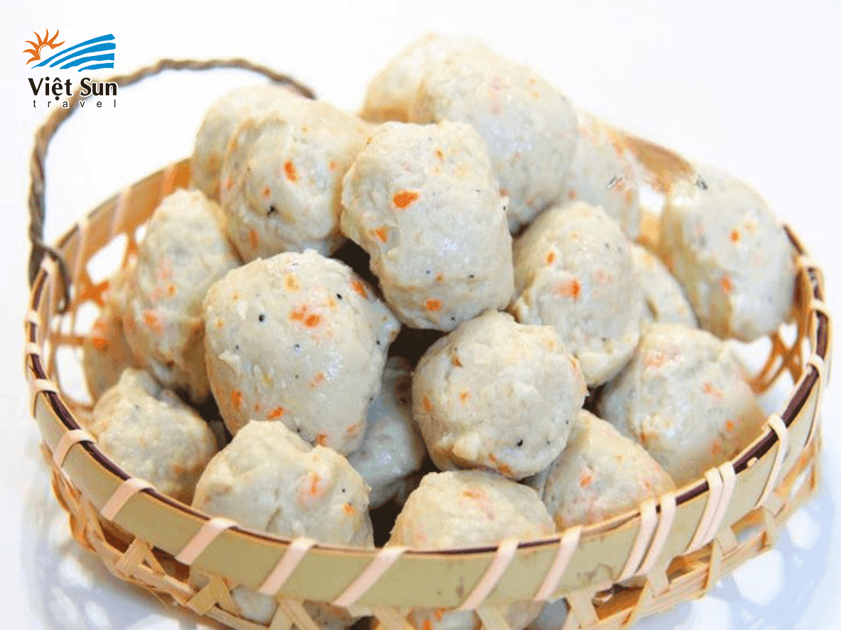 Khay cá viên chiên nóng hổi với nước sốt hấp dẫn.