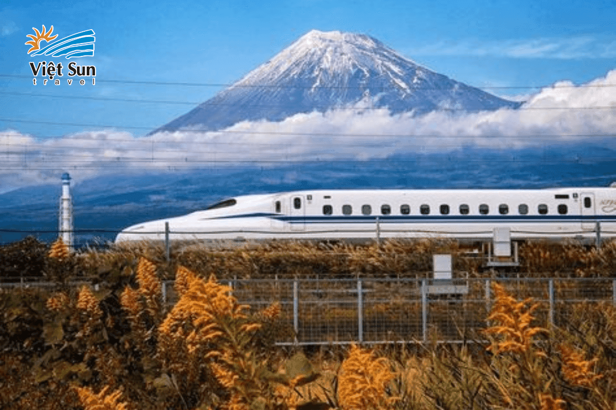 Khoảnh khắc Shinkansen lướt qua Kyoto mùa thu.