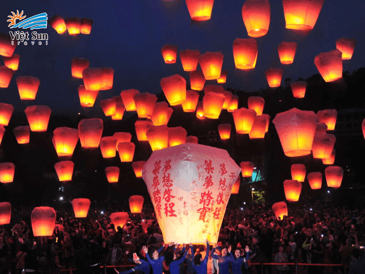 Khoảnh khắc hàng trăm người cùng thả đèn trời tại Pingxi vào đêm rằm tháng Giêng