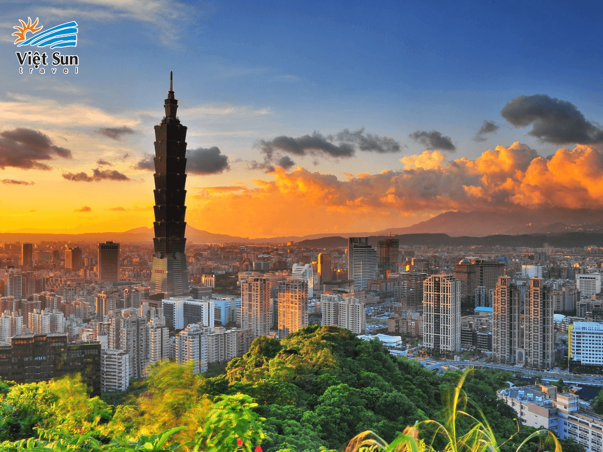 Khoảnh khắc hoàng hôn tuyệt đẹp từ đài quan sát tầng cao.