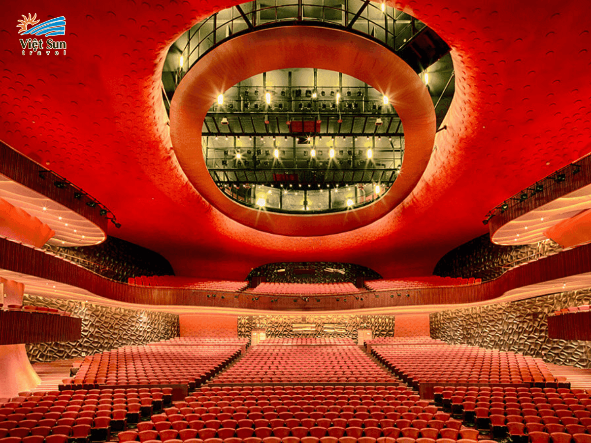 Khoảnh khắc thư giãn trong không gian nghệ thuật đa tầng.