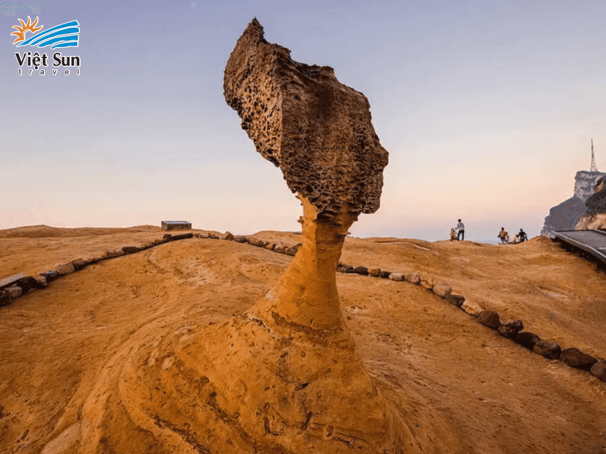 Khối đá Đầu Nữ Hoàng nổi bật giữa công viên Dã Liễu