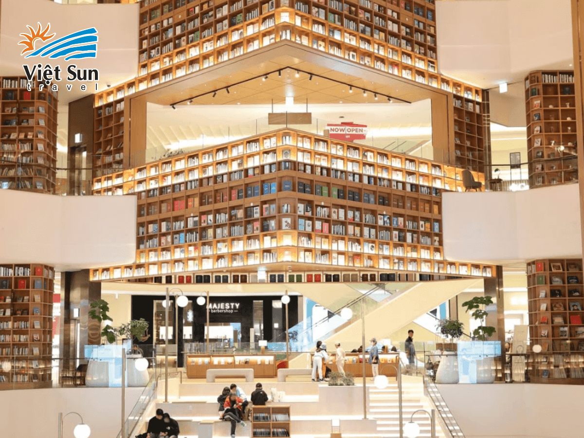 Không gian ấn tượng tại thư viện Starfield với ánh sáng tự nhiên rực rỡ