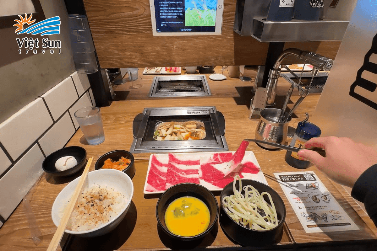 Không gian nhà hàng Nhật Bản phục vụ lẩu Shabu Shabu.