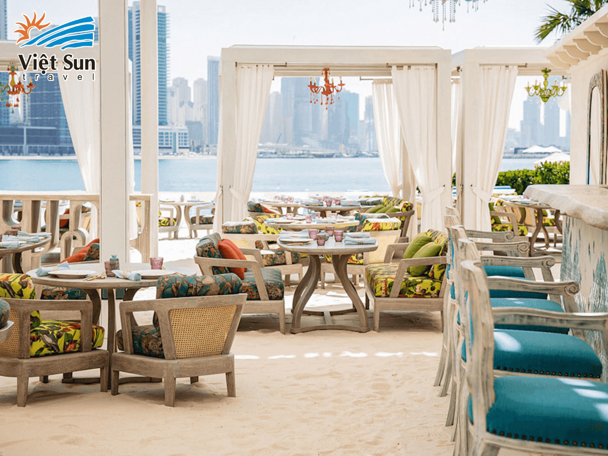 Không gian quán ăn truyền thống tại khu phố cổ Dubai, nơi lưu giữ trọn vẹn hương vị bản địa