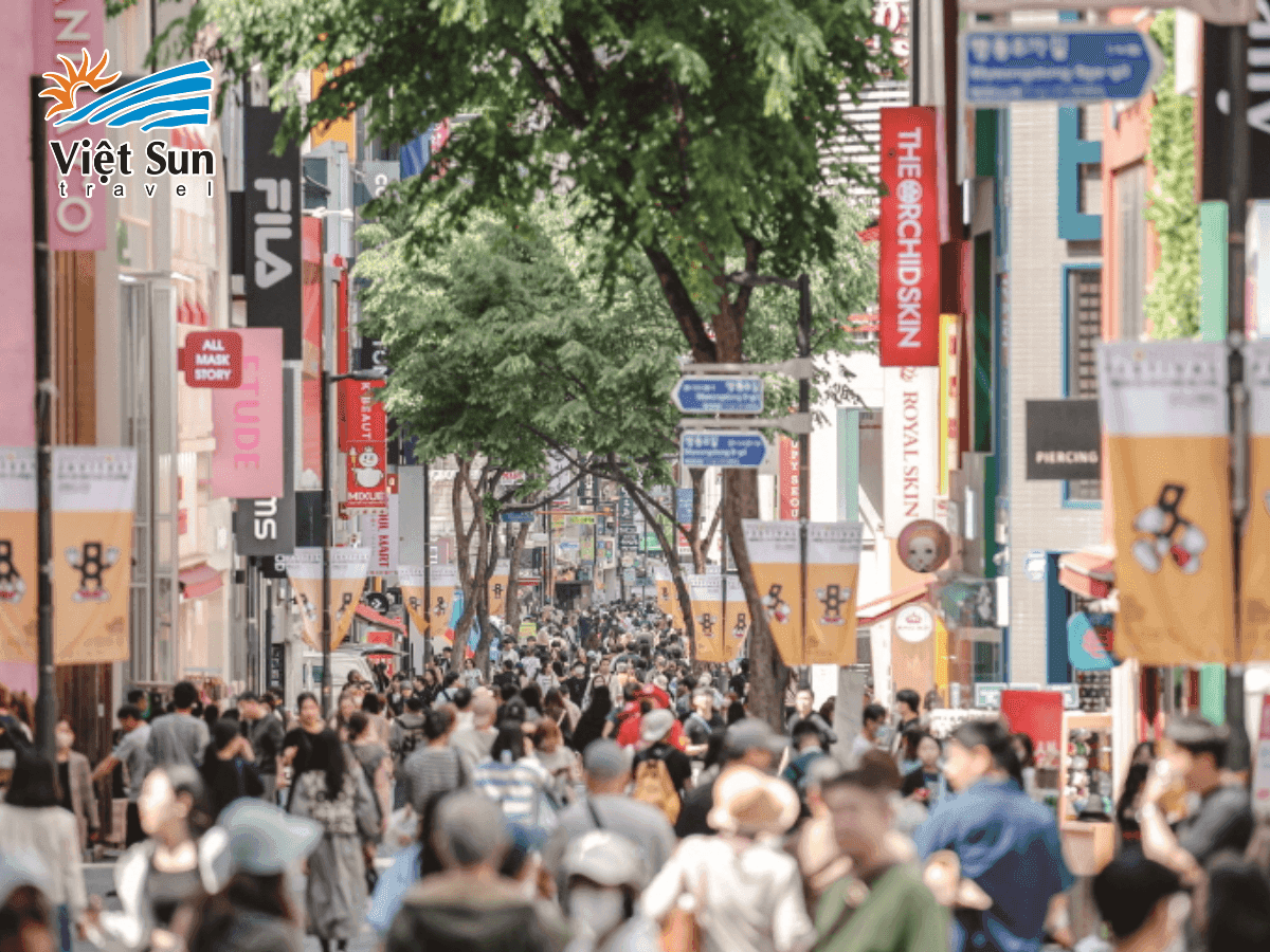 Không khí nhộn nhịp tại khu phố Myeongdong vào buổi tối