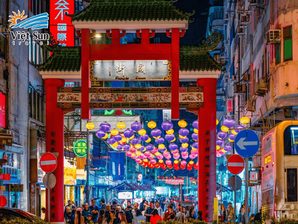 Không khí sôi động và ẩm thực đường phố tại Temple Street