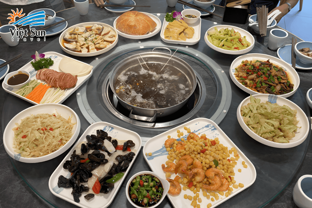 Khu ẩm thực trên đỉnh Thiên Môn Sơn, phục vụ đặc sản Trung Quốc nóng hổi