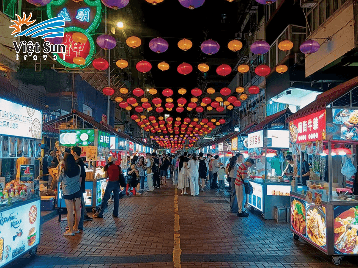 Khu food court hiện đại trong trung tâm thương mại với nhiều quầy món.png