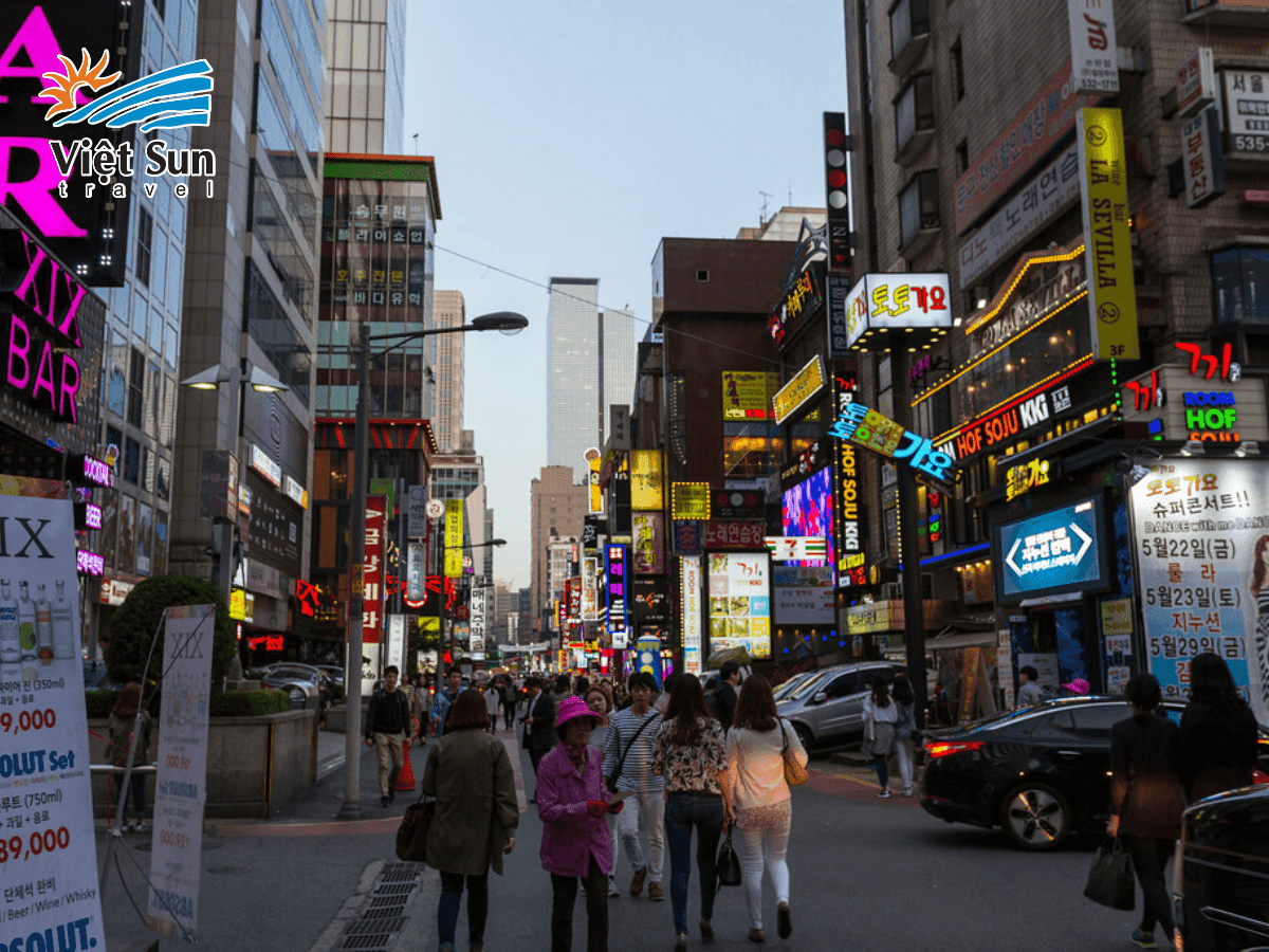 Khu phố Gangnam sầm uất với ánh đèn rực rỡ vào ban đêm