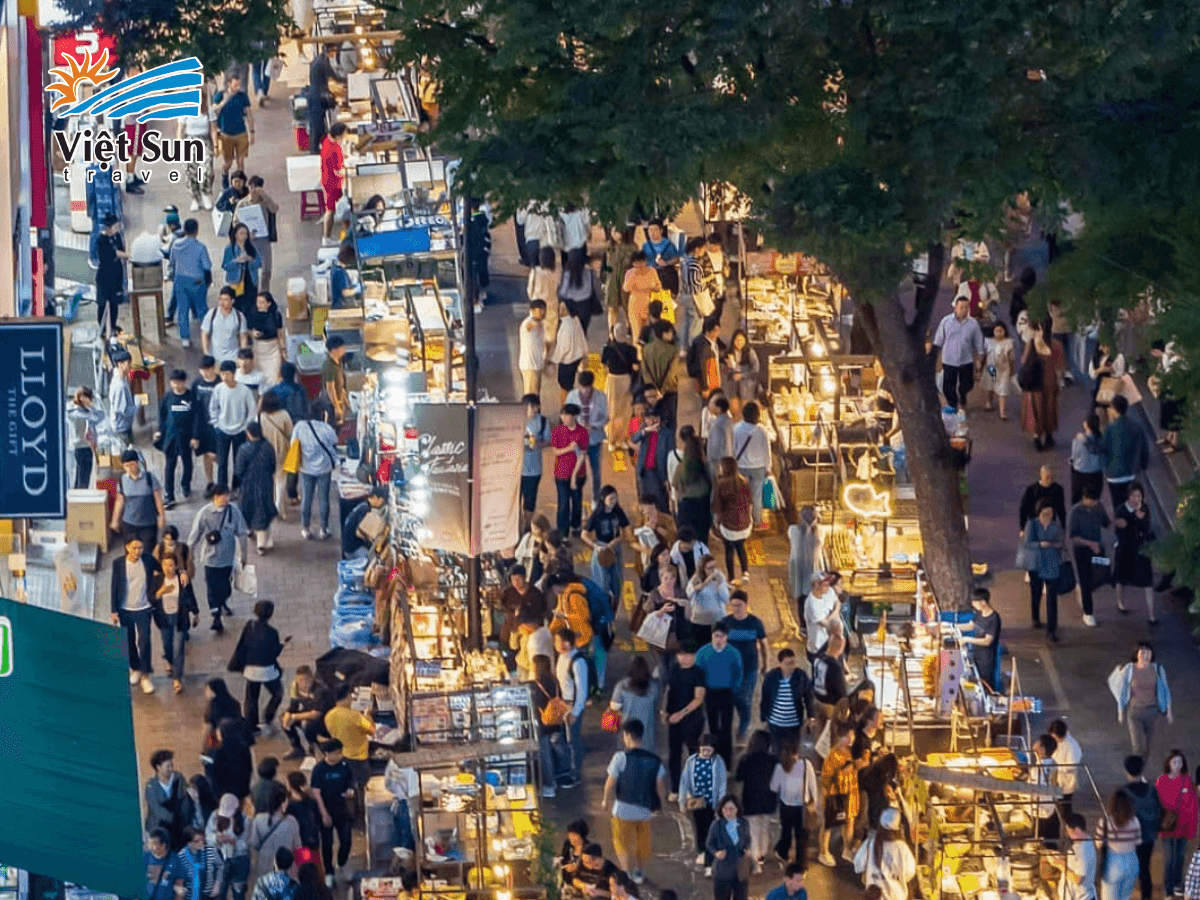 Khu phố Myeongdong nhộn nhịp về đêm tại trung tâm Seoul
