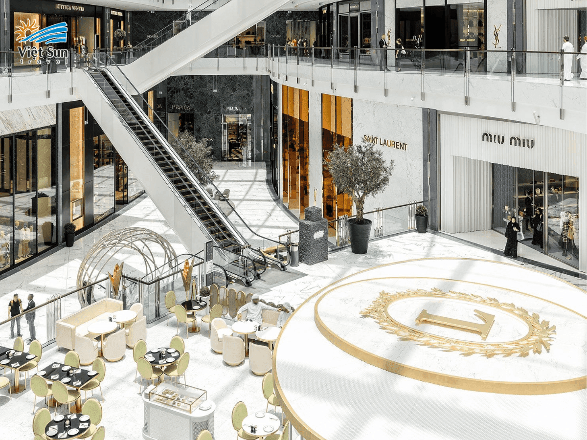 Khu vực Fashion Avenue bên trong trung tâm thương mại Dubai Mall
