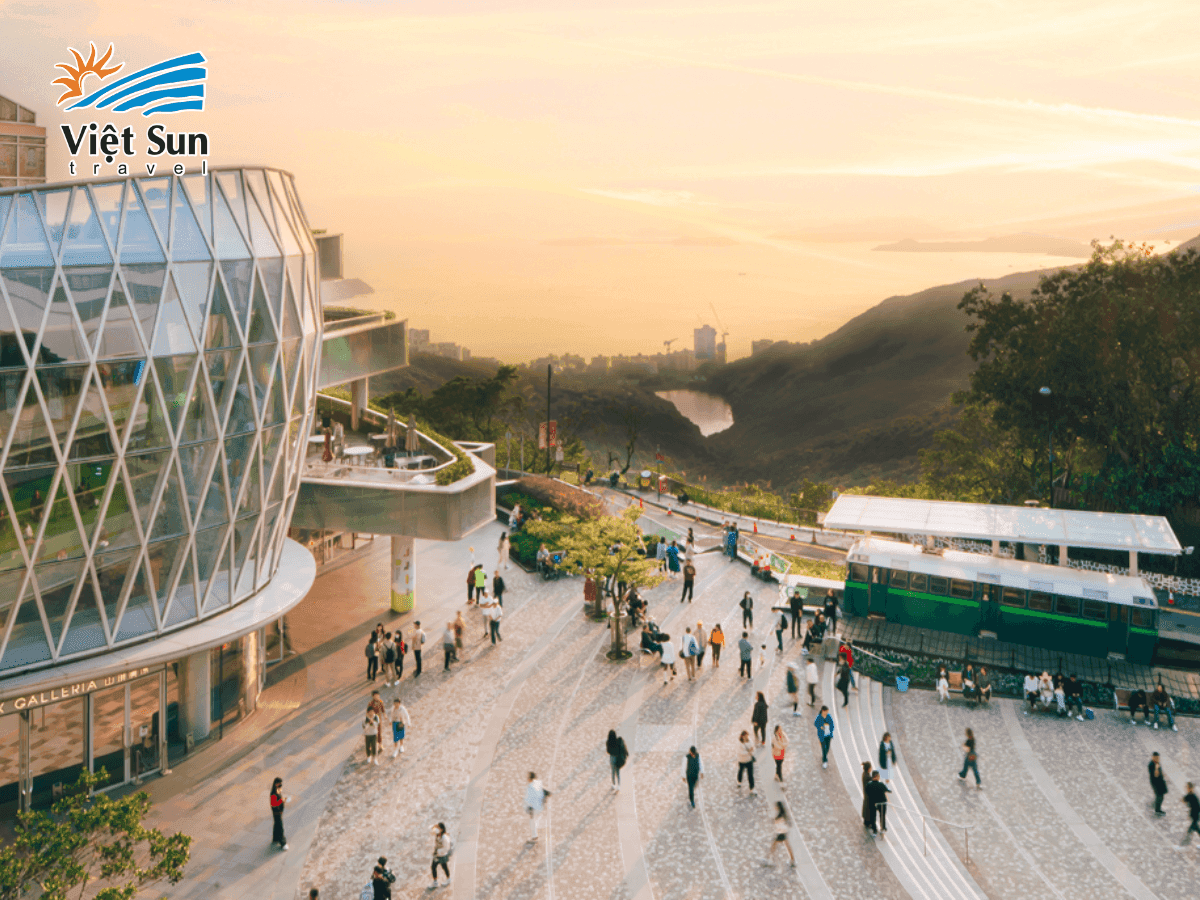 Khu vực giải trí và mua sắm The Peak với các cửa hàng lưu niệm và nhà hàng view đẹp