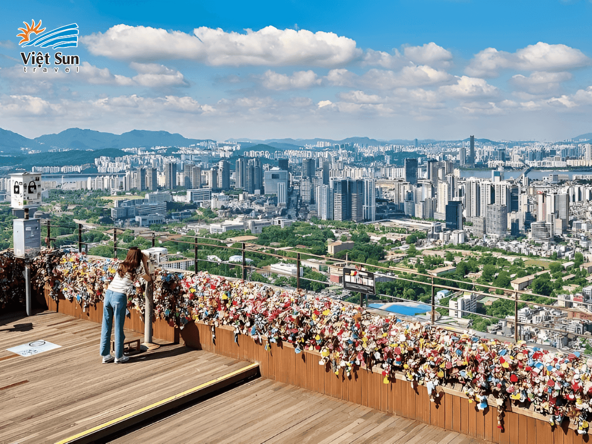 Khung cảnh Seoul rực rỡ nhìn từ đài quan sát Tháp Namsan