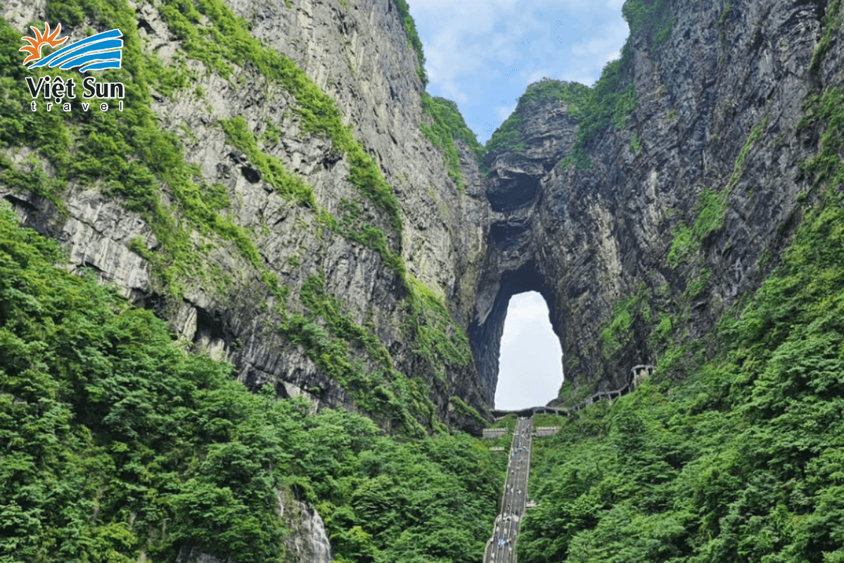 Khung cảnh Thiên Môn Sơn trong mùa xuân, thời điểm lý tưởng cho chuyến du lịch