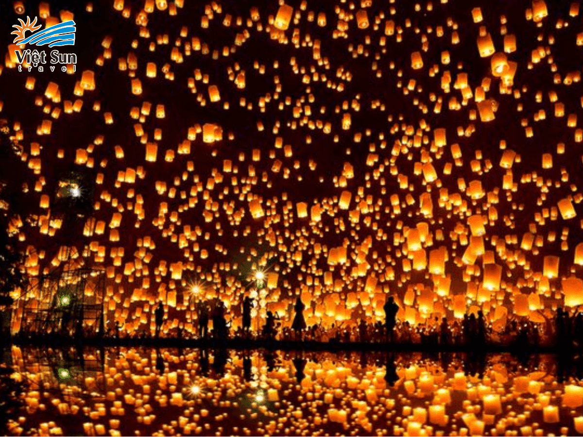 Khung cảnh du khách chuẩn bị thả đèn trời buổi tối