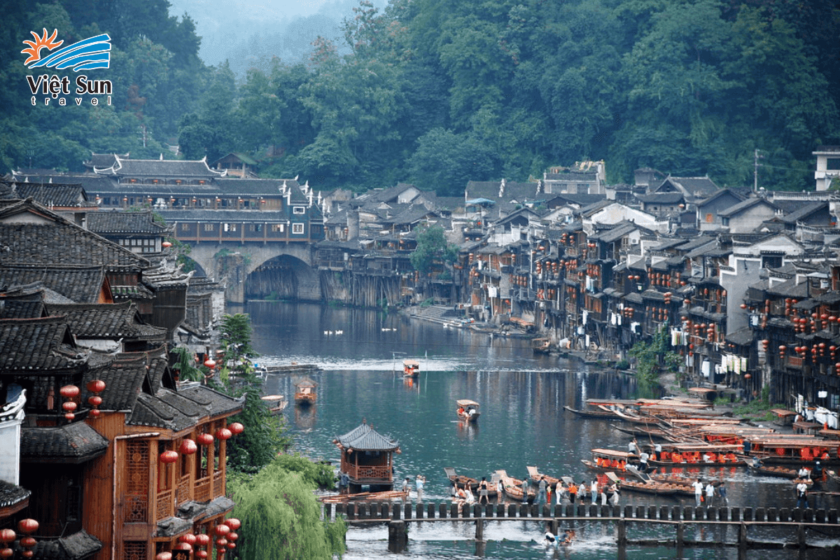 Khung cảnh làng cổ của người Thổ Gia ẩn mình trong mây núi vùng Tương Tây