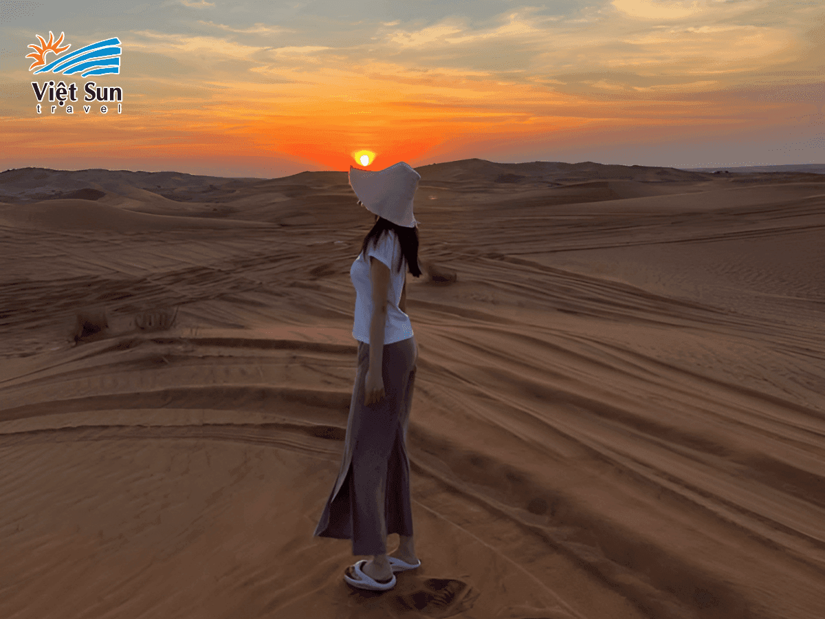 Khung cảnh lãng mạn tại sa mạc Dubai dưới ánh hoàng hôn