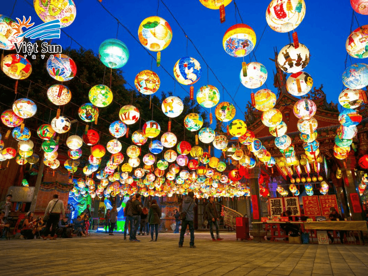 Khung cảnh lễ hội ngập tràn đèn lồng tại Đài Loan