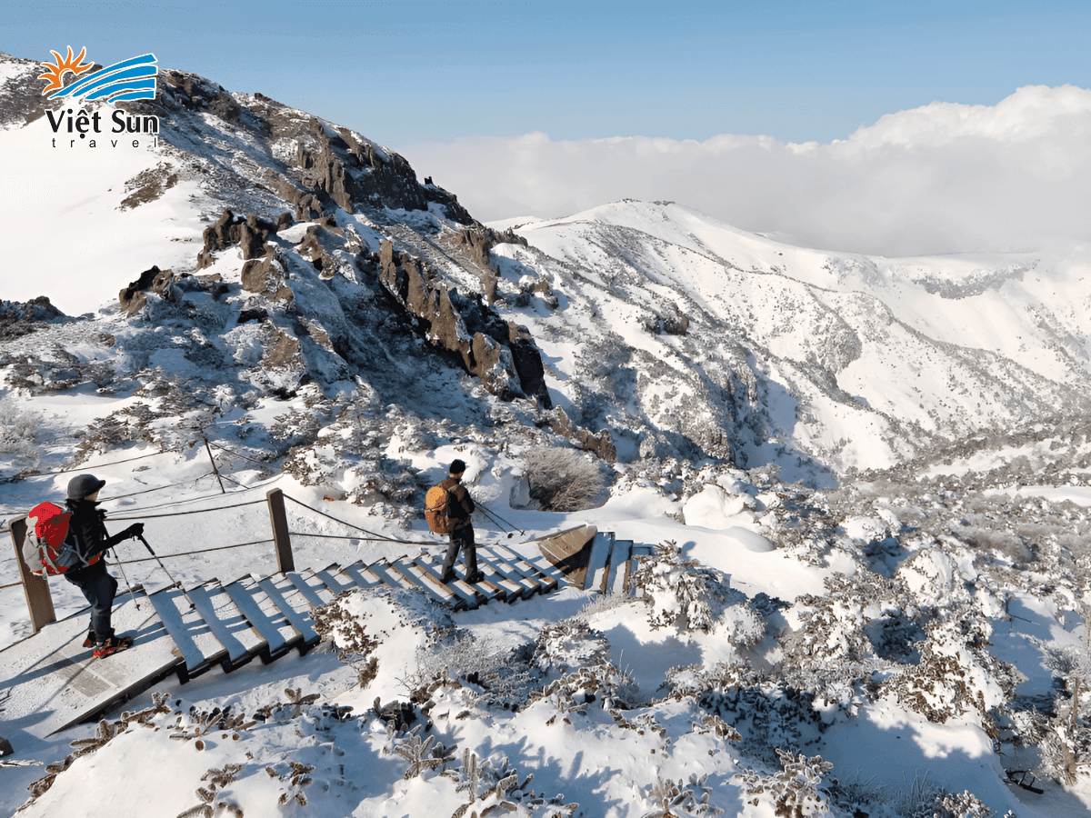 Khung cảnh tuyết rơi trong công viên Bukhansan – điểm đến yêu thích của người dân Seoul