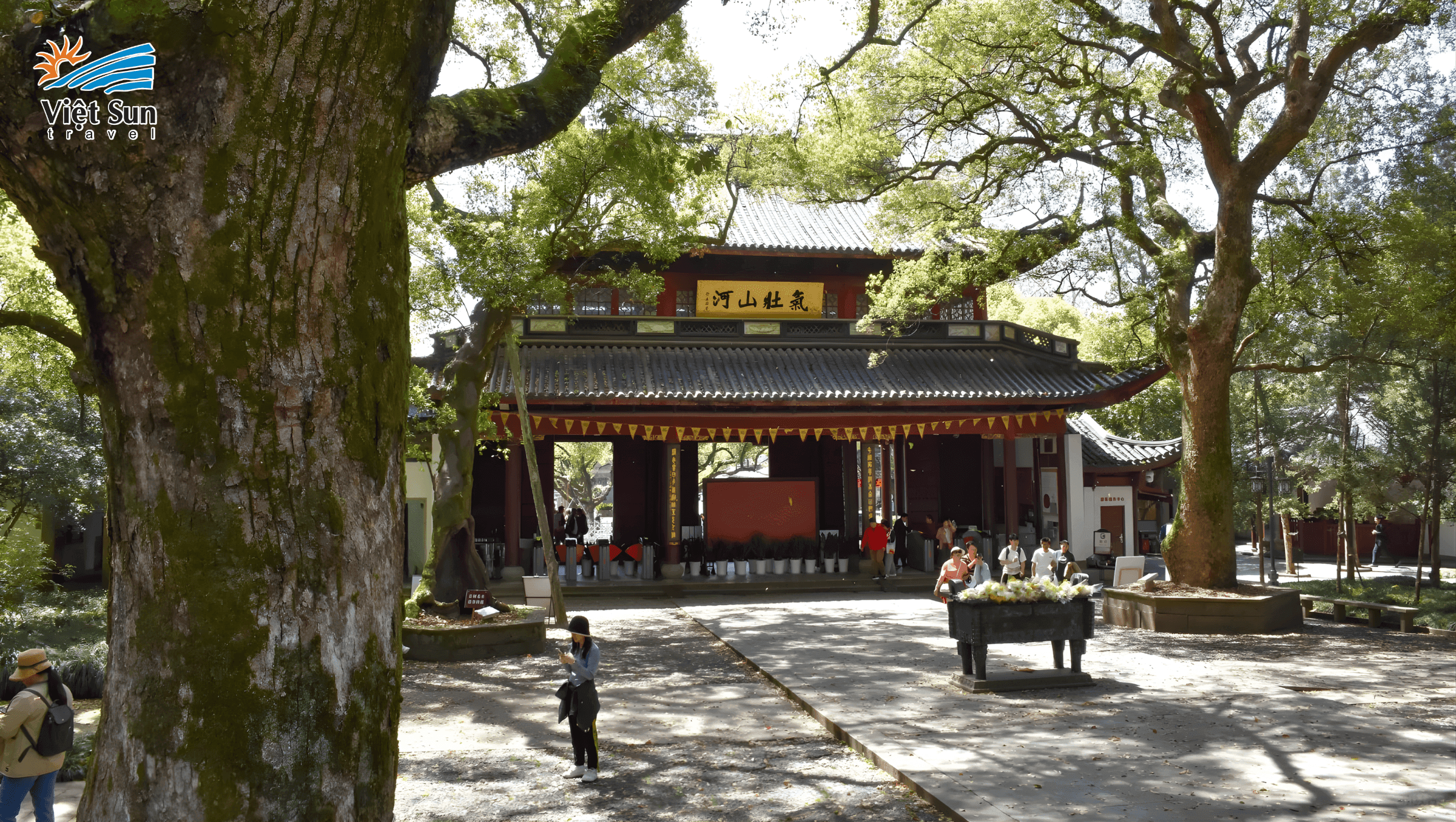 Khuôn viên Miếu Nhạc Phi Việt Sun Travel