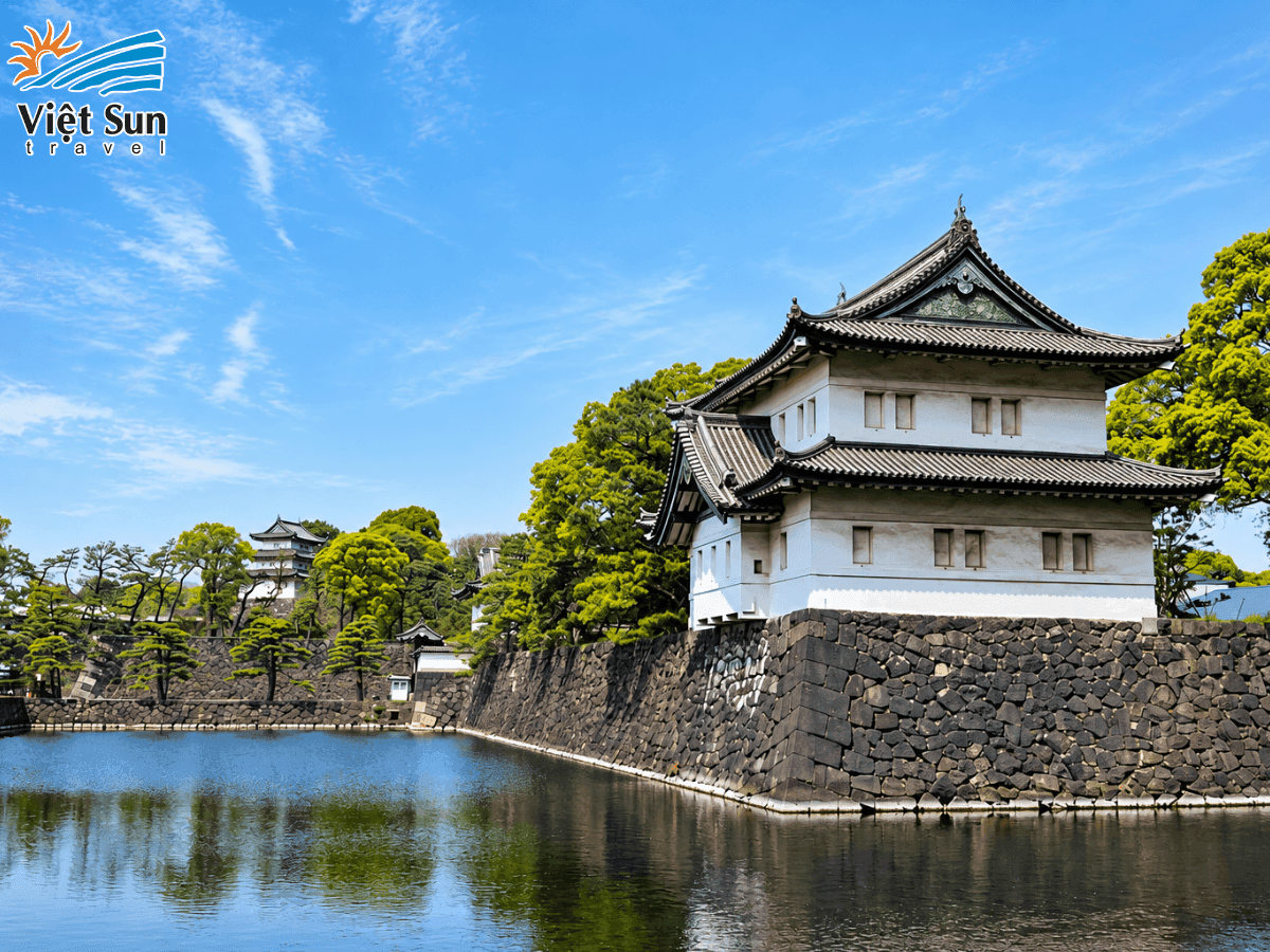 Kiến trúc Hoàng Cung Tokyo với mái và cấu trúc mang đậm nét Nhật Bản.png