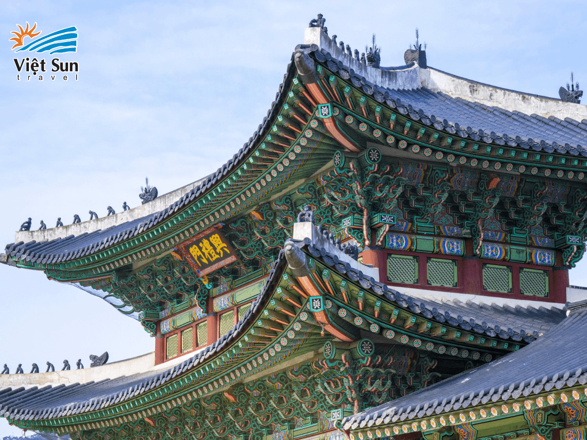 Kiến trúc mái ngói xanh đặc trưng và cảnh quan hài hòa tại Gyeongbokgung