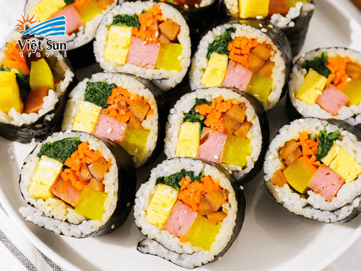 Kimbap cuộn rong biển với nhân đa dạng, thơm ngon hấp dẫn