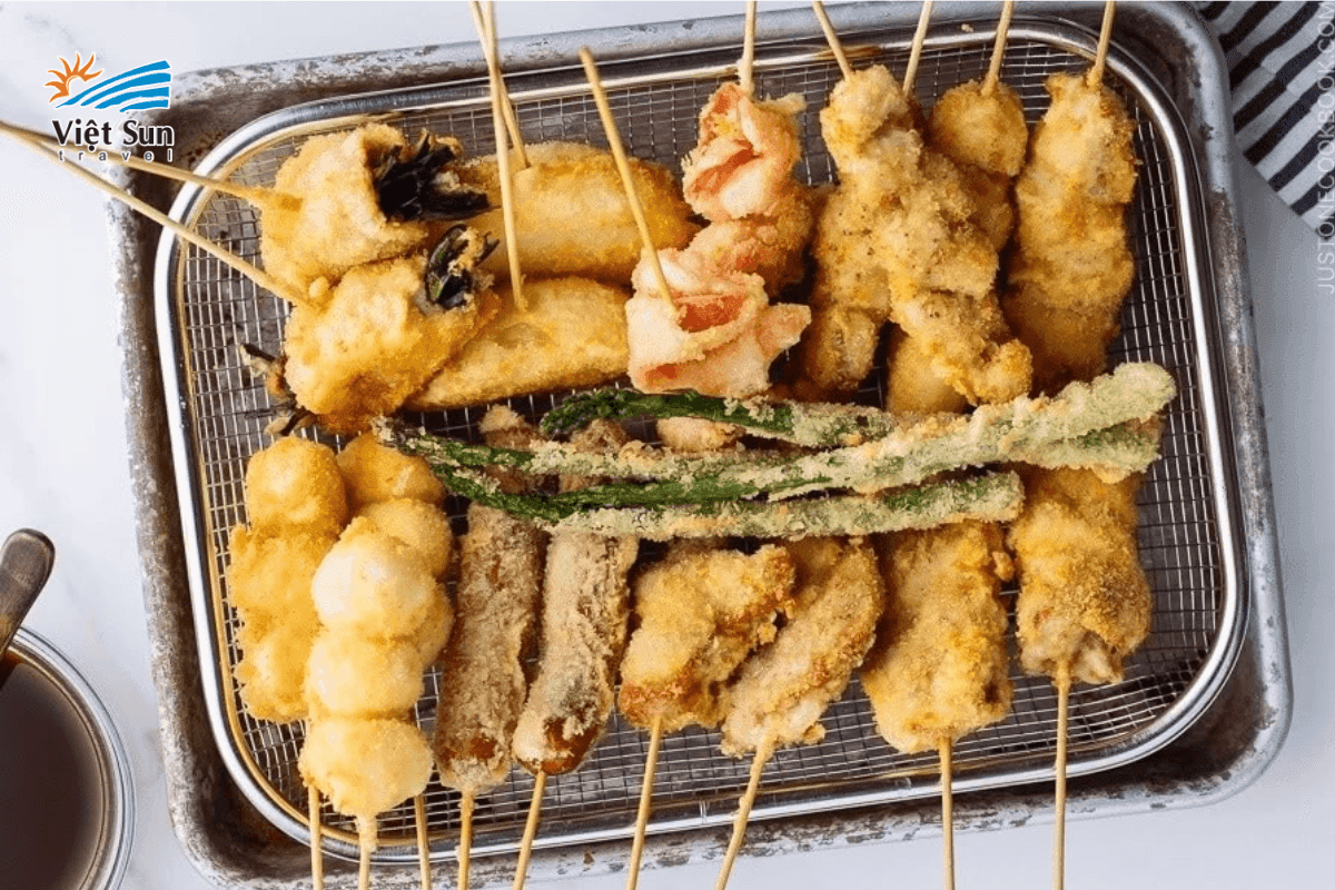 Kushikatsu – Xiên chiên giòn trứ danh Shinsekai Osaka.