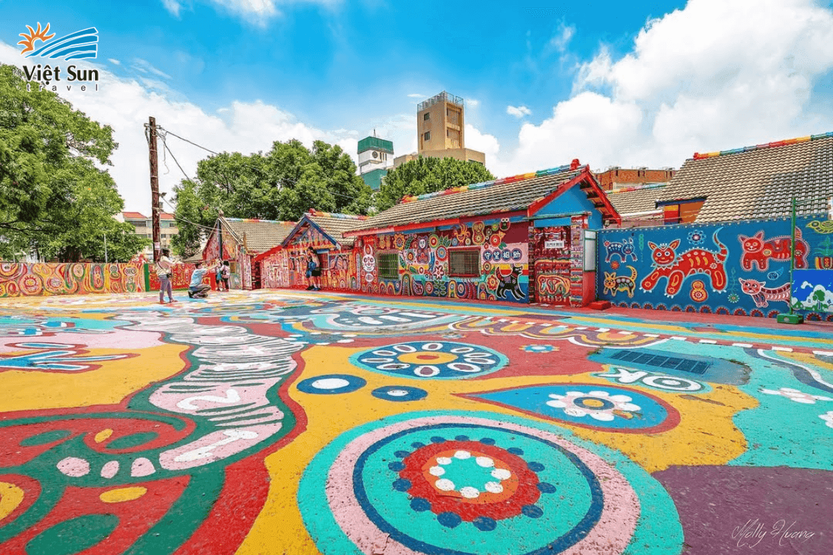 Làng Cầu Vồng buổi sáng sớm – vắng vẻ, ánh sáng hoàn hảo để “sống ảo”.