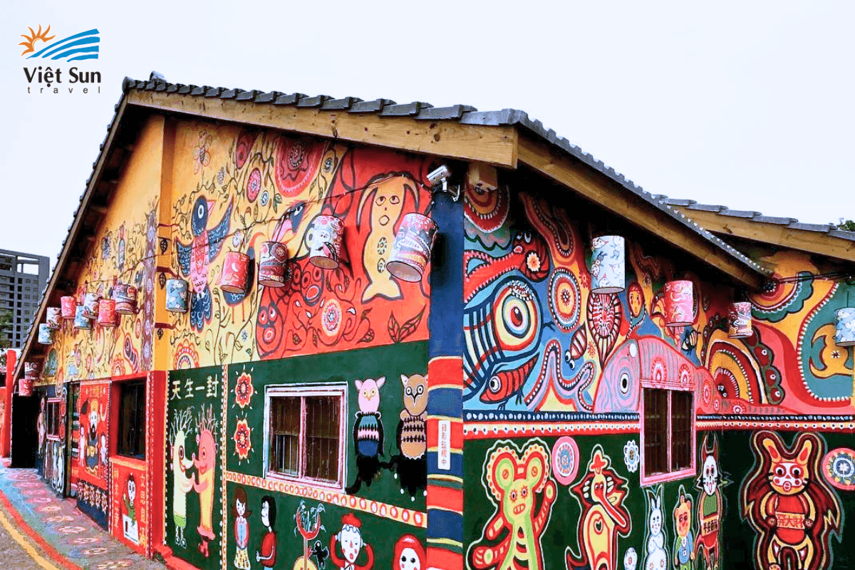 Làng Cầu Vồng nằm ẩn mình giữa khu đô thị Đài Trung – nhỏ bé nhưng rực rỡ như một điểm nhấn nghệ thuật.