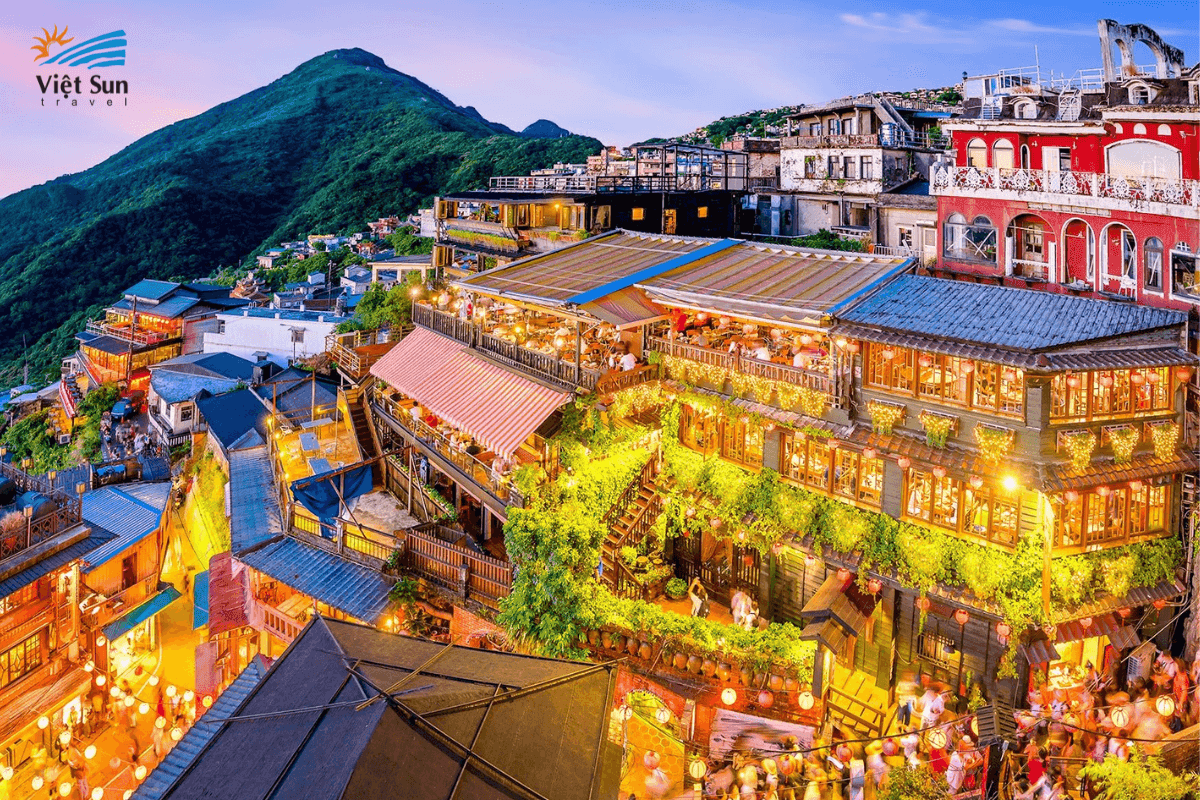 Làng cổ Thập Phần (Jiufen) - Tân Bắc với những con phố cổ lát đá, nhà gỗ và hàng đèn lồng đỏ