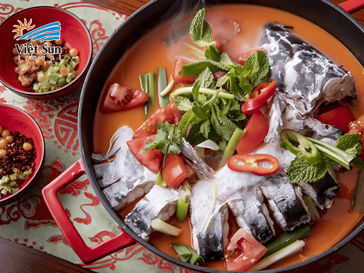 Lẩu cá cay – Món ăn trứ danh không thể bỏ qua khi đến Phượng Hoàng Cổ Trấn