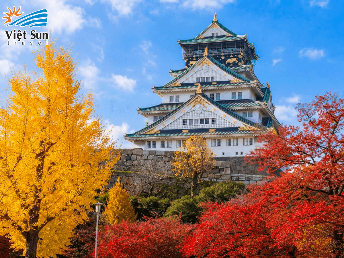 Lâu đài Osaka - được công nhận là di sản thế giới với các đường hào uốn lượn bao quanh tuyệt đẹp.png