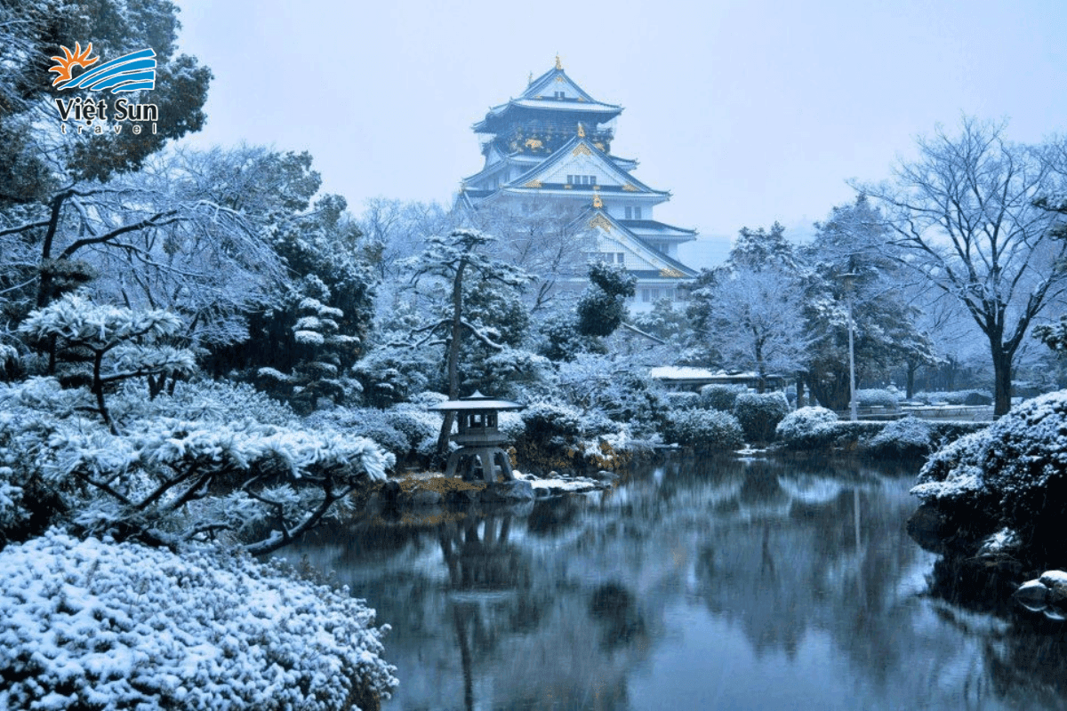 Lâu đài Osaka huyền ảo trong tuyết trắng mùa đông.