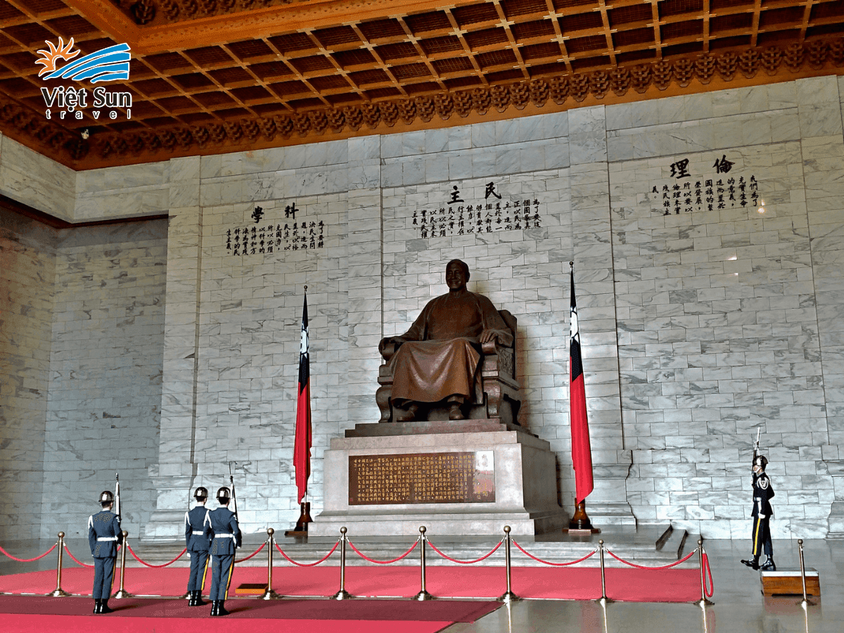 Lễ đổi gác trang nghiêm tại Nhà tưởng niệm – hoạt động không thể bỏ lỡ.