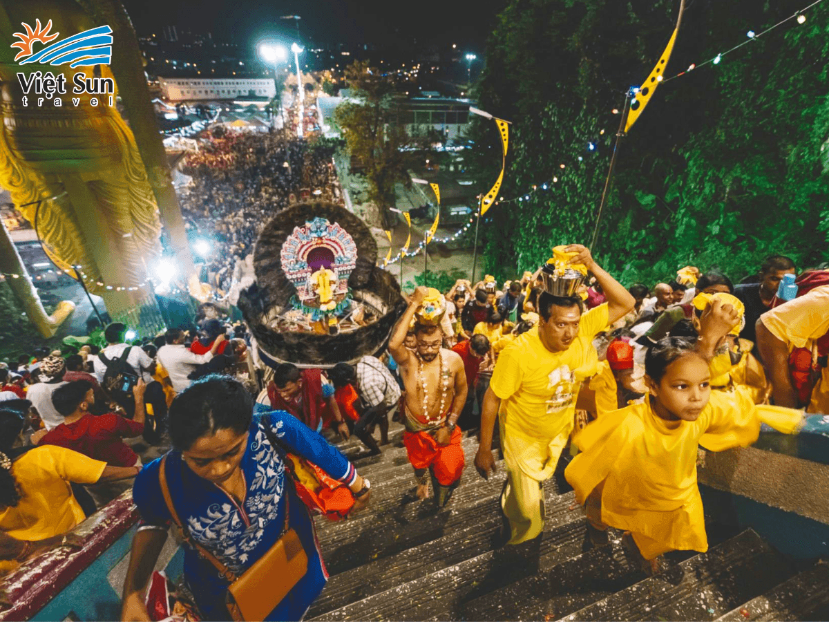 Lễ hội Thaipusam - Không khí đông đúc và náo nhiệt của người dân đến chiêm bái và thực hiện các nghi lễ truyền thống