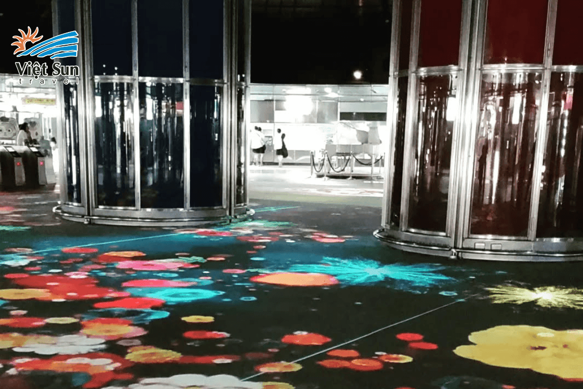 Lối vào ga Formosa Boulevard từ quảng trường trung tâm Cao Hùng.