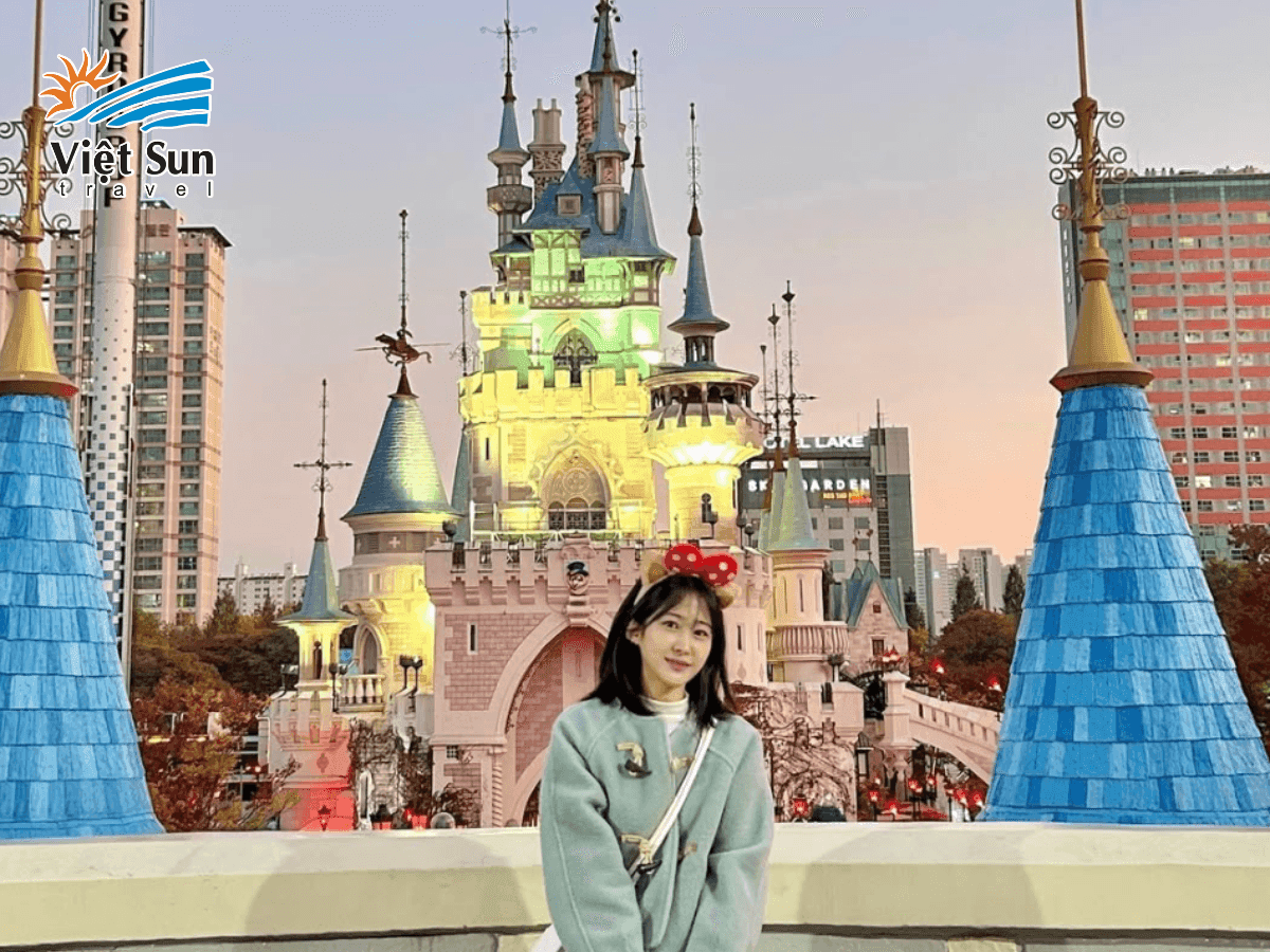Lotte World với tòa lâu đài cổ tích và khu trò chơi trong nhà sôi động