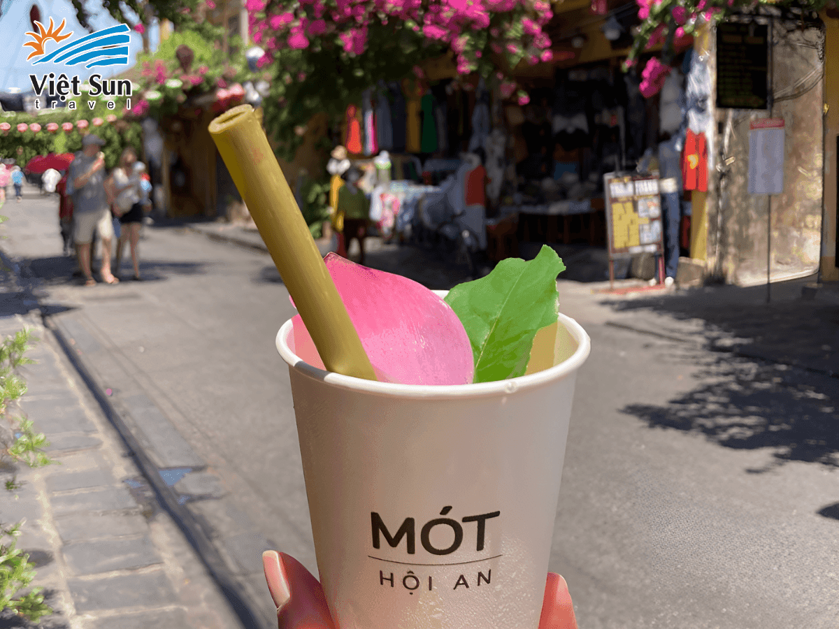 Ly nước Mót đậm chất Hội An với hoa cúc và lá sen