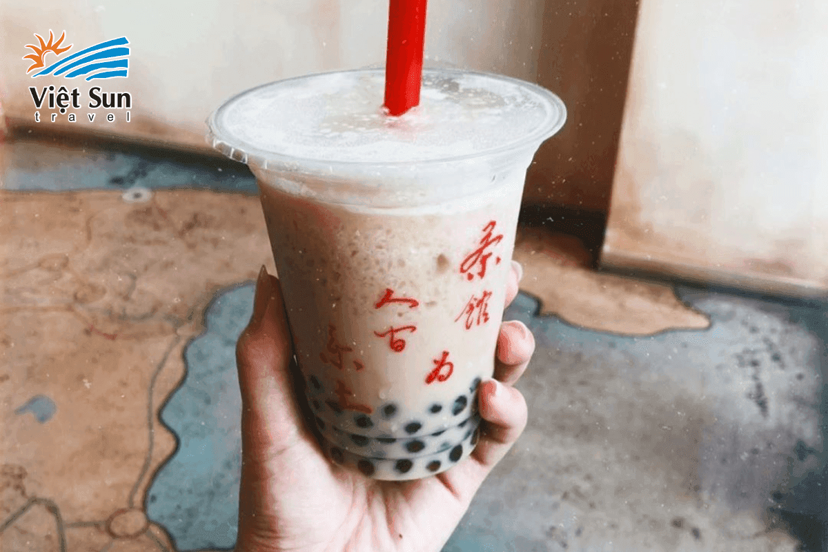 Ly sữa đậu nành trân châu Đài Loan mát lạnh trên tay du khách.
