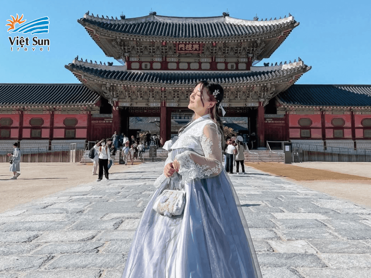 Mặc trang phục truyền thống hanbok check in tại Cảnh Phúc Cung